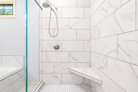 Bath - 617 Edgemoor Ter, Benton, AR 72015 photo 3 of 6