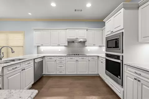 Kitchen - 617 Edgemoor Ter, Benton, AR 72015 photo 2 of 4