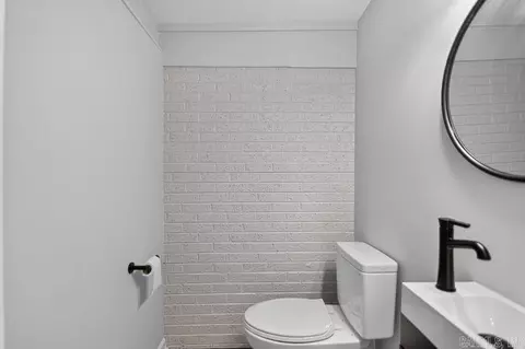 Bath - 305 S Main, Benton, AR 72015 photo 3 of 3