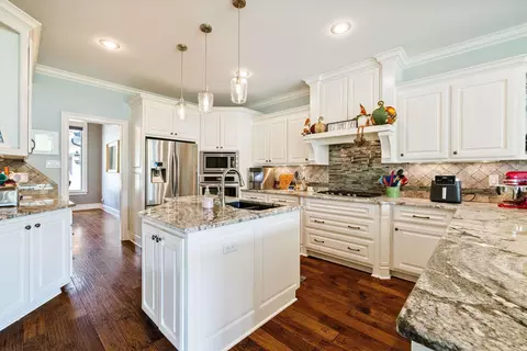 Kitchen - 7304 Palm Beach Ave, Benton, AR 72019 photo 2 of 4