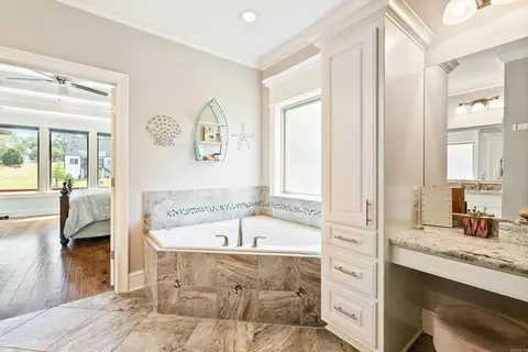 Bath - 7304 Palm Beach Ave, Benton, AR 72019 photo 2 of 5