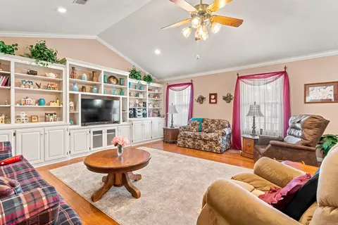 Living - 1724 Regency Dr, Malvern, AR 72104 photo 2 of 5