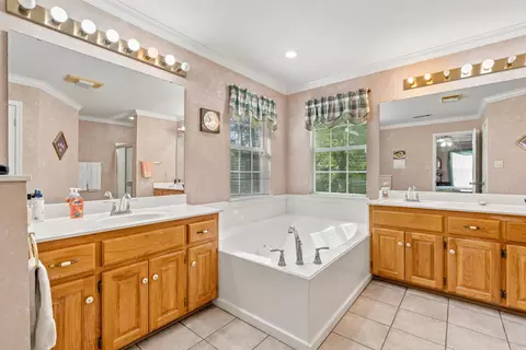 Bath - 1724 Regency Dr, Malvern, AR 72104 photo 4 of 5