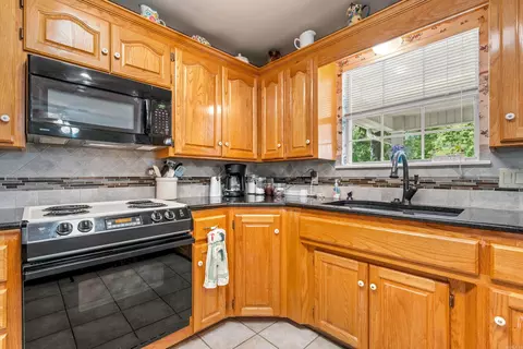 Kitchen - 1724 Regency Dr, Malvern, AR 72104 photo 3 of 5