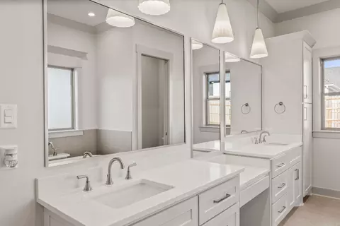 Bath - 1665 Nantucket Dr, Conway, AR 72034 photo 6 of 8