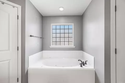 Bath - 3018 Denise Dr, Benton, AR 72015 photo 2 of 3