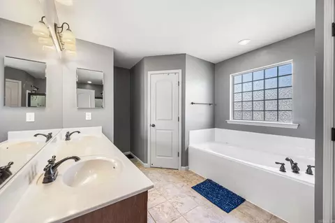 Bath - 3018 Denise Dr, Benton, AR 72015 photo 1 of 3