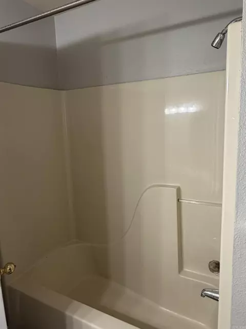 Bath - 3970 Cirrus Dr, Conway, AR 72034 photo 2 of 4