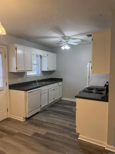 Kitchen - 3970 Cirrus Dr, Conway, AR 72034 photo 2 of 2