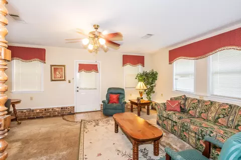 Living - 508 Springhill Dr, Pine Bluff, AR 71601 photo 4 of 6