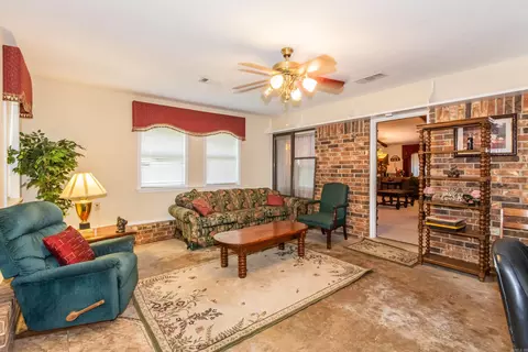 Living - 508 Springhill Dr, Pine Bluff, AR 71601 photo 5 of 6