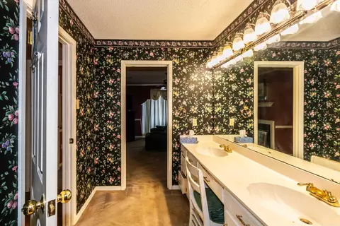Bath - 508 Springhill Dr, Pine Bluff, AR 71601 photo 2 of 6