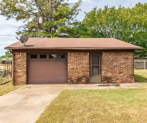 Exterior - 508 Springhill Dr, Pine Bluff, AR 71601 photo 4 of 10