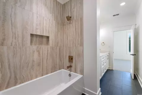 Bath - 1635 Southwinds Dr, Conway, AR 72034 photo 5 of 9