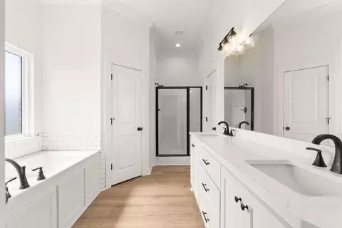 Bath - 2315 Bridgegate Dr, Conway, AR 72034 photo 1 of 7