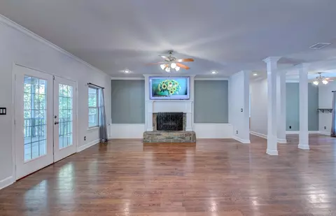 Living - 21 Golden Eagle Dr, Paron, AR 72122 photo 4 of 7