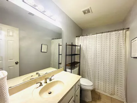 Bath - 1118 Brookview Dr, Benton, AR 72015 photo 4 of 5