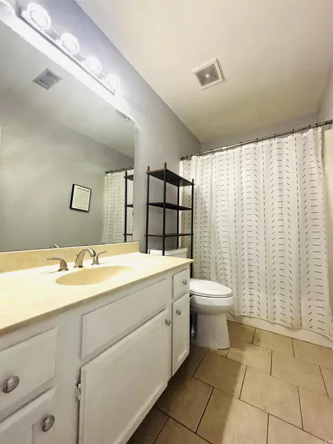 Bath - 1118 Brookview Dr, Benton, AR 72015 photo 5 of 5
