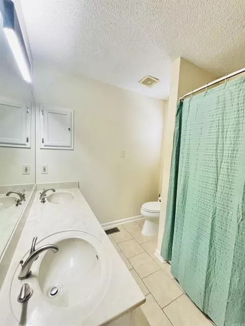 Bath - 1118 Brookview Dr, Benton, AR 72015 photo 2 of 5