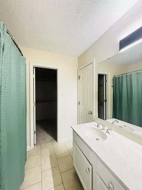 Bath - 1118 Brookview Dr, Benton, AR 72015 photo 3 of 5