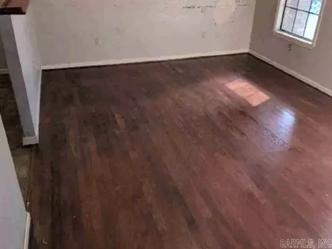 Living - 8913 Shady Dr, Pine Bluff, AR 71603 photo 2 of 3