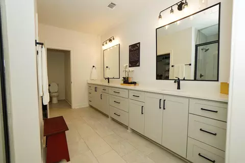 Bath - 4021 Springwood Cir, Bryant, AR 72022 photo 1 of 1