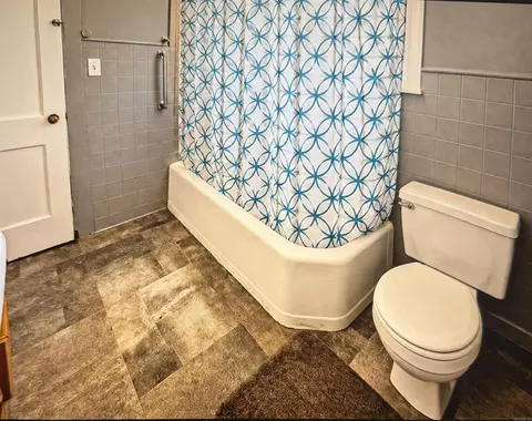 Bath - 404 E Johnson Ave, Osceola, AR 72370 photo 3 of 3