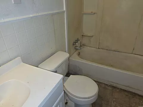 Bath - 310 W 24th, Pine Bluff, AR 71601 photo 2 of 2