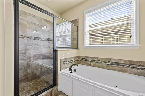 Bath - 304 Prospect Park Loop, Bryant, AR 72022 photo 3 of 5
