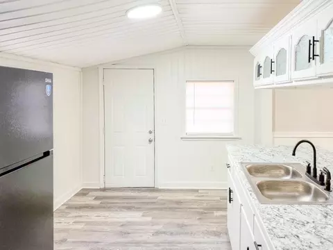 Kitchen - 1512 Mchenry St, Malvern, AR 72104 photo 2 of 2