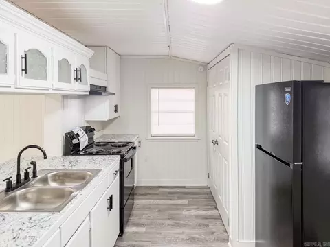 Kitchen - 1512 Mchenry St, Malvern, AR 72104 photo 1 of 2