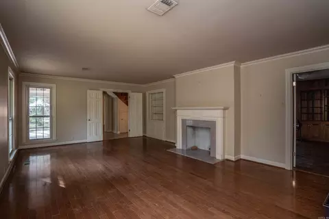 Living - 8 Southern Pines Dr, Pine Bluff, AR 71603 photo 2 of 8