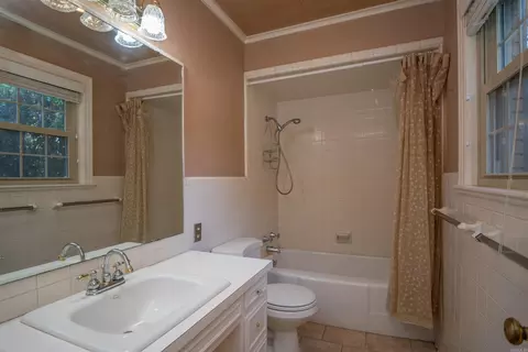 Bath - 8 Southern Pines Dr, Pine Bluff, AR 71603 photo 3 of 5