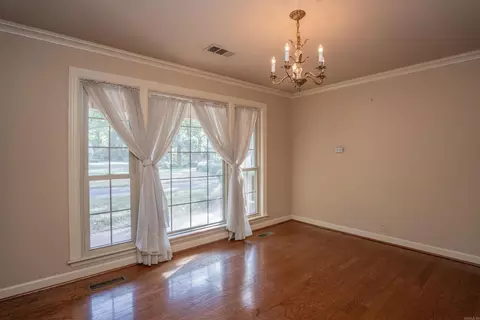 Living - 8 Southern Pines Dr, Pine Bluff, AR 71603 photo 3 of 8