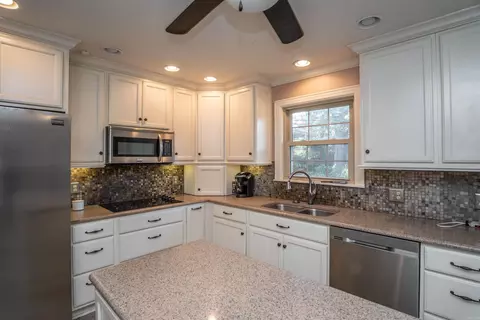 Kitchen - 8 Southern Pines Dr, Pine Bluff, AR 71603 photo 2 of 2