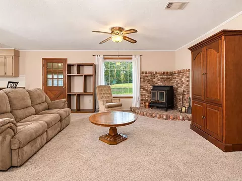 Living - 10624 Glendale Rd, Pine Bluff, AR 71603 photo 3 of 5
