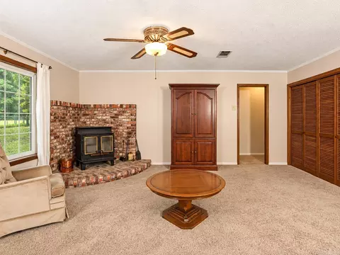Living - 10624 Glendale Rd, Pine Bluff, AR 71603 photo 2 of 5