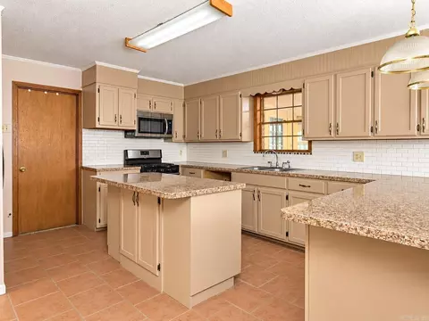 Kitchen - 10624 Glendale Rd, Pine Bluff, AR 71603 photo 3 of 3