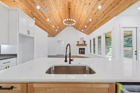 Kitchen - 270 Arrowhead Rd, Greenbrier, AR 72058 photo 3 of 6