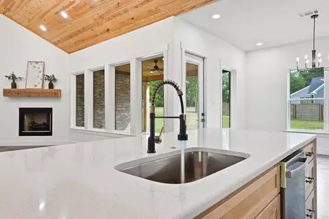 Kitchen - 270 Arrowhead Rd, Greenbrier, AR 72058 photo 2 of 6