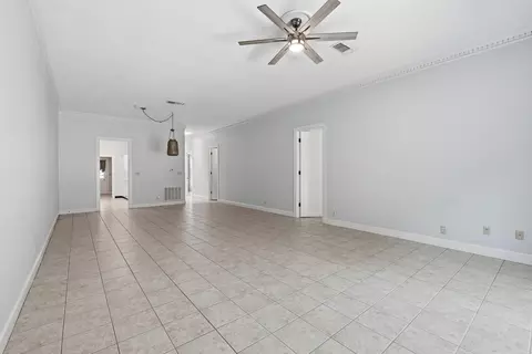 Living - 19 Westridge Dr, Pine Bluff, AR 71603 photo 3 of 5