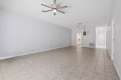 Living - 19 Westridge Dr, Pine Bluff, AR 71603 photo 4 of 5