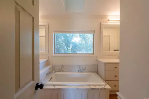 Bath - 5 White Oak Ct, Searcy, AR 72143 photo 2 of 9