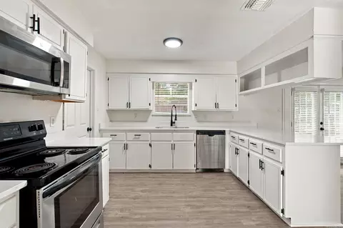 Kitchen - 37 Forrest Ct, Conway, AR 72034 photo 3 of 4