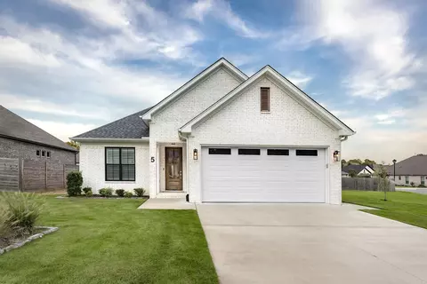 5 Woodlands Park Ln, Little Rock, AR 72211