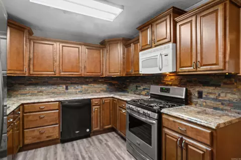 Kitchen - 2 Evergreen Dr, Searcy, AR 72143 photo 2 of 4