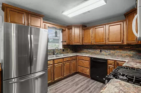 Kitchen - 2 Evergreen Dr, Searcy, AR 72143 photo 3 of 4