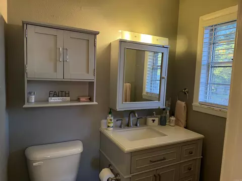 Bath - 1612 Pinecroft St, Benton, AR 72019 photo 1 of 3