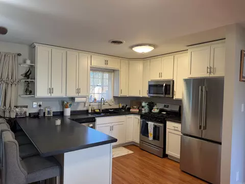 Kitchen - 1612 Pinecroft St, Benton, AR 72019 photo 1 of 4