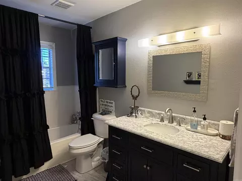 Bath - 1612 Pinecroft St, Benton, AR 72019 photo 2 of 3